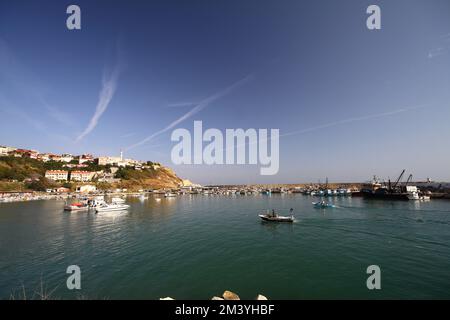 Istanbul, Türkei. 15. september 2012 : kleine Boote mit Sonnenaufgang in der Morgensonne in Arnavutköy, der Küstenstadt Istanbul. Stockfoto