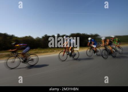 Istanbul, Türkei. 15. September 2012: Motion Blurred Biker auf der Straße. Amateurradfahrer trainieren früh am Morgen auf der Straße. Stockfoto