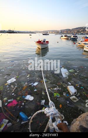 Istanbul, Türkei. 15. September 2012 : ein kleines Boot in einem verschmutzten Meer. Zusammen mit Plastikabfällen, die das Meer verschmutzen. Stockfoto