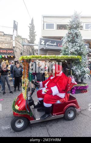 Haifa, Israel - 17. Dezember 2022 : Schüler der St. Elias Bischofsschule nimmt an der Weihnachtsparade in der deutschen Kolonie Teil. Die Zuschauer beobachten sie Stockfoto