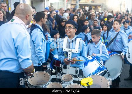 Haifa, Israel - 17. Dezember 2022 : Schüler der St. Elias Bischofsschule nimmt an der Weihnachtsparade in der deutschen Kolonie Teil. Die Zuschauer beobachten sie Stockfoto