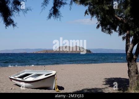 Kleines Fischerboot am Sandstrand, Lesbos. Vom September/Oktober 2022 Stockfoto