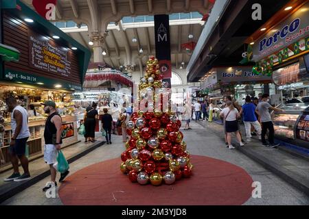 BRASILIEN, São PAULO SP - DEZEMBER 17: Weihnachtseinkäufer auf der 25. März Straße am 17. Dezember 2022 in Brasilien, São Paulo. Dieses Wochenende ist das letzte volle Wochenende vor Weihnachten. Kredit: Benedicto Faga/Alamy Live News Stockfoto