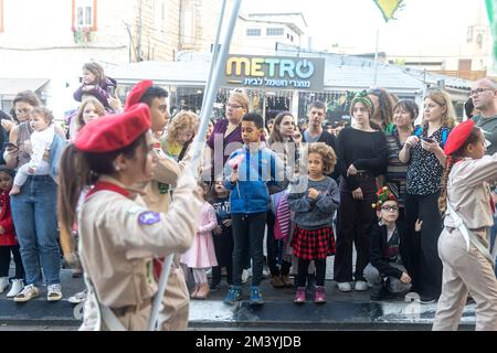 Haifa, Israel - 17. Dezember 2022 : Schüler der St. Elias Bischofsschule nimmt an der Weihnachtsparade in der deutschen Kolonie Teil. Die Zuschauer beobachten sie Stockfoto