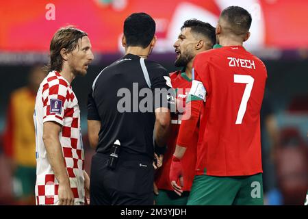 Ar-Rayyan, Katar. 17.. Dezember 2022. AR-RAYYAN - (lr) Luka Modric von Kroatien, Schiedsrichter Abdulrahman Al-Jassim, Anass Zaroury von Marokko, Hakim Ziyech von Marokko während der FIFA-Weltmeisterschaft Katar 2022 Play-off für den dritten Platz zwischen Kroatien und Marokko im Khalifa International Stadium am 17. Dezember 2022 in Ar-Rayyan, Katar. AP | niederländische Höhe | MAURICE OF STONE Credit: ANP/Alamy Live News Stockfoto