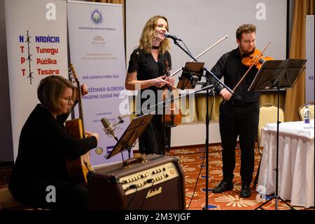 Eine Band, die auf der Konferenz "Religionsfreiheit – das Menschenrecht unter Angriffen" in Bratislava, Slowakei, auftritt. 2022/12/09. Stockfoto