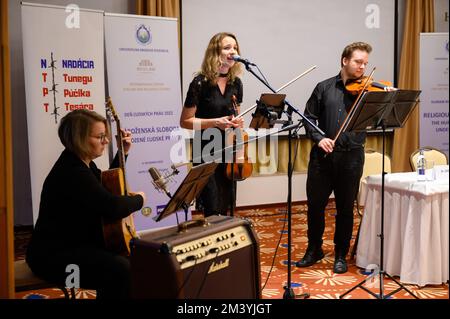 Eine Band, die auf der Konferenz "Religionsfreiheit – das Menschenrecht unter Angriffen" in Bratislava, Slowakei, auftritt. 2022/12/09. Stockfoto