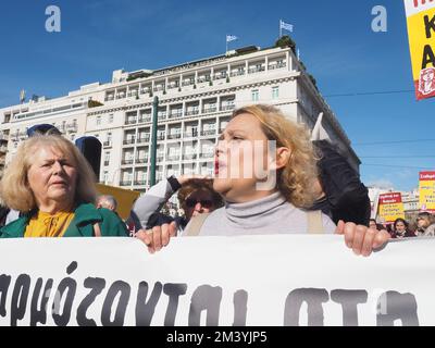 Athen, Griechenland. 17.. Dezember 2022. Protest in Athen gegen die Inflation und den neuen Staatshaushalt. (Foto: George Panagakis/Pacific Press) Kredit: Pacific Press Media Production Corp./Alamy Live News Stockfoto