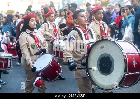 Haifa, Israel - 17. Dezember 2022 : Schüler der St. Elias Bischofsschule nimmt an der Weihnachtsparade in der deutschen Kolonie Teil. Die Zuschauer beobachten sie Stockfoto