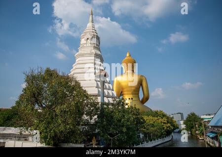 Der große Budda Dhammakaya Thep Mongkol Buddha des Paknam Bhasicharoen Tempels in Thonburi in der Stadt Bangkok in Thailand. Thailand, Bangkok, D. Stockfoto