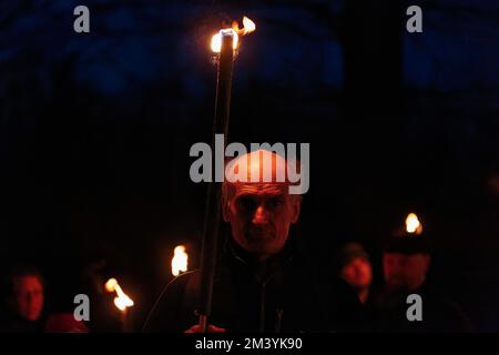 Walker mit Fackeln in der Nacht, Fackelspaziergang im Winter, Deutschland, Europa Stockfoto