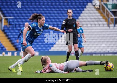 Birmingham, Großbritannien. 17.. Dezember 2022. Birmingham, England, Dezember 17. 2022: Lucy Quinn (17 Birmingham) wird während des FA Womens Continental League Cup Fußballspiels zwischen Birmingham City und London City Lionesses in St Andrews in Birmingham, England (Natalie Mincher/SPP) angegriffen. Kredit: SPP Sport Press Photo. Alamy Live News Stockfoto