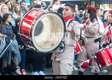 Haifa, Israel - 17. Dezember 2022 : Schüler der St. Elias Bischofsschule nimmt an der Weihnachtsparade in der deutschen Kolonie Teil. Die Zuschauer beobachten sie Stockfoto