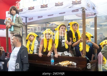 Haifa, Israel - 17. Dezember 2022 : Schüler der St. Elias Bischofsschule nimmt an der Weihnachtsparade in der deutschen Kolonie Teil. Kinder in Gelb Stockfoto