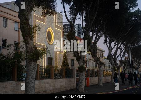 Haifa, Israel - 12. Dezember 2022: Blick auf die katholische St. Josephs Church, mit Weihnachtsdekorationen, im Zentrum von Haifa, Israel Stockfoto