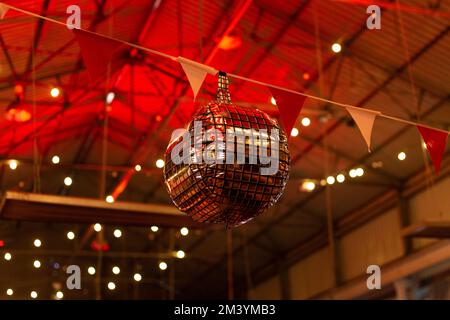 Weihnachtskugeln in einer Bar Stockfoto