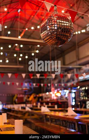 Weihnachtskugeln in einer Bar Stockfoto