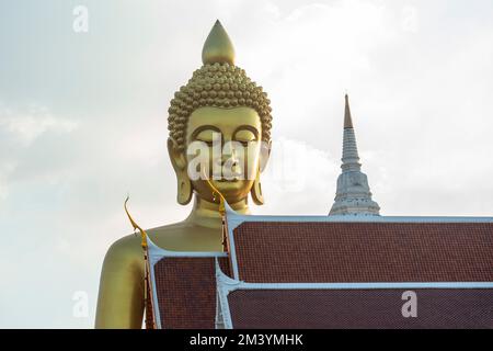 Der große Budda Dhammakaya Thep Mongkol Buddha des Paknam Bhasicharoen Tempels in Thonburi in der Stadt Bangkok in Thailand. Thailand, Bangkok, D. Stockfoto