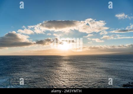 Hawaiianischer Sonnenuntergang über den Klippen Stockfoto