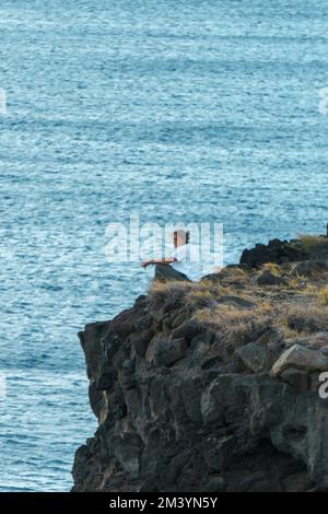 Felsige hawaiianische Küste Stockfoto