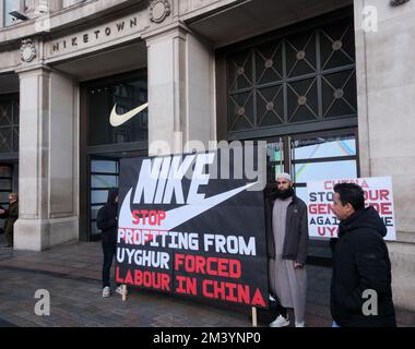 Oxford Circus, London, Großbritannien. 17.. Dezember 2022. Demonstranten außerhalb Niketown, Oxford Circus über China und die zwangsarbeit der Uiguren. Kredit: Matthew Chattle/Alamy Live News Stockfoto