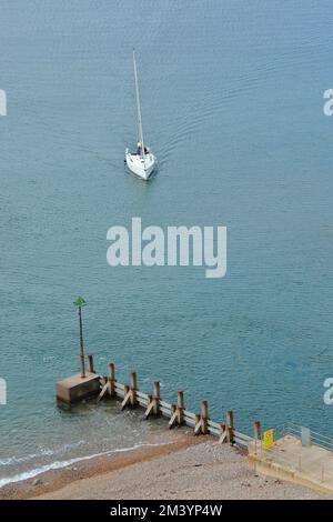 Ein Blick aus der Vogelperspektive auf einen Groyne am Kieselstrand in der Nähe der Stadt Seaton in East Devon, Großbritannien Stockfoto