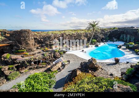 Fantastische Höhle, Pool, natürliches Auditorium, salziger See, entworfen von Cesar Manrique in einem vulkanischen Tunnel namens Jameos del Agua in Lanzarote, Kanarische Inseln Stockfoto