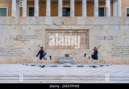 Wachablösung, Ablösung der Präsidentengarde Evzone vor dem Denkmal für den unbekannten Soldaten nahe des griechischen Parlaments, Syntagma Stockfoto
