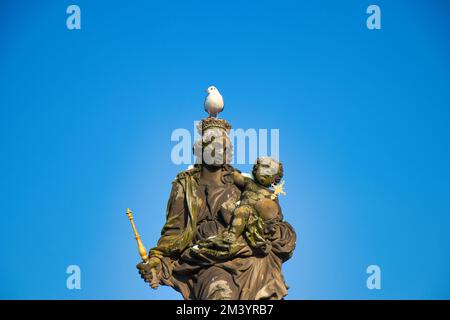 Statue der Madonna, die auf St. Bernard auf der Karlsbrücke, Prag. Tschechische Republik. Stockfoto