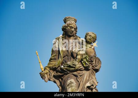 Statue der Madonna, die auf St. Bernard auf der Karlsbrücke, Prag. Tschechische Republik. Stockfoto