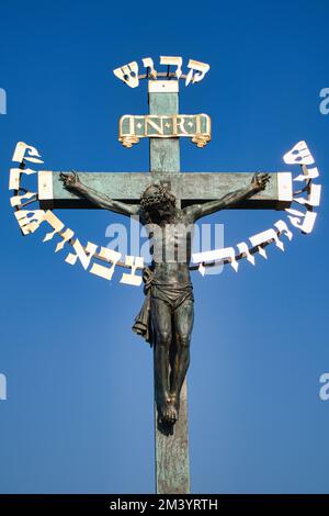 Die Kruzifix und Calvary auf der Karlsbrücke, Prag. Tschechische Republik. Stockfoto