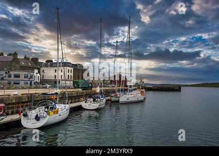 Segelboote an der Küste von Lerwick, Hauptstadt der Shetland-Inseln, Vereinigtes Königreich Stockfoto