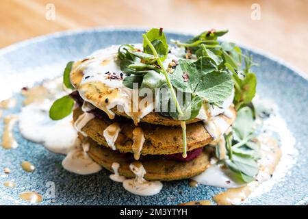 Abschluss des köstlichen traditionellen Frühstücks mit schottischen Pfannkuchen Stockfoto