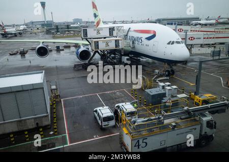 London, Großbritannien. 12. Dezember 2022 Ein British Airways Airbus 380 am Flughafen Heathrow vor dem Weihnachtsurlaub. Pisten sind nach dem vorherigen geöffnet Stockfoto