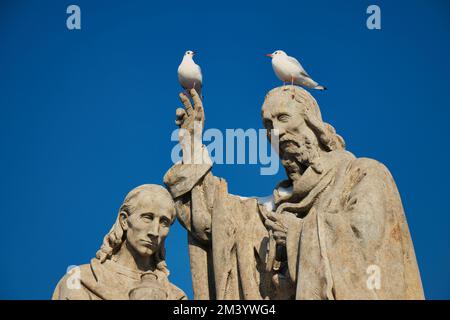 Statue von St. Cyril und St. Methodius auf der Karlsbrücke, Prag. Tschechische Republik. Stockfoto