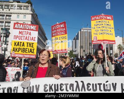 Athen, Attika, Griechenland. 17.. Dezember 2022. Protest in Athen gegen die Inflation und den neuen Staatshaushalt. (Kreditbild: © George Panagakis/Pacific Press via ZUMA Press Wire) Stockfoto