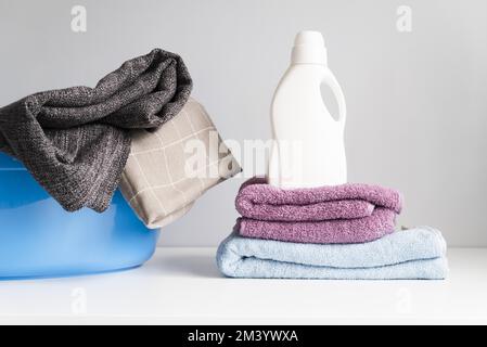 Vorderansicht Flor Handtücher mit Weichspüler Stockfoto