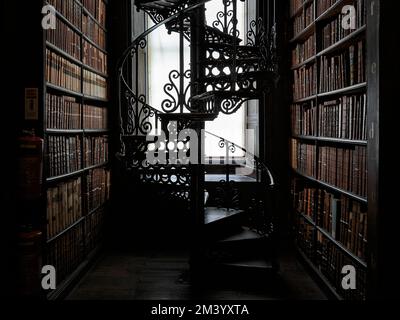 Wendeltreppe und Bücherregale, alte Bibliothek aus dem 18.. Jahrhundert, Detail, Hintergrundbeleuchtung, Long Room, Trinity College, Universität Dublin, Irland Stockfoto