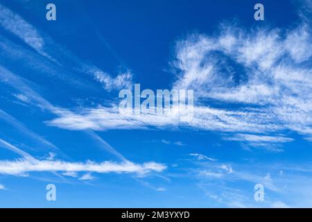 Blauer Himmel mit Cirrus Federwolken auf der linken Seite Cirrocumulus Wolken auf der rechten Seite, kleine Altostratus mittelhohe stratus Wolken in der Mitte Stockfoto