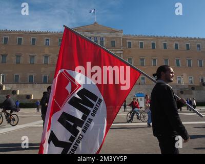 Athen, Attika, Griechenland. 17.. Dezember 2022. Protest in Athen gegen die Inflation und den neuen Staatshaushalt. (Kreditbild: © George Panagakis/Pacific Press via ZUMA Press Wire) Stockfoto