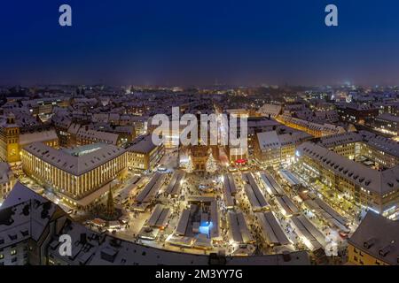 Luftblick, Weihnachtsmarkt auf dem Hauptmarktplatz mit der Kirche unserer Lieben Frau im Schnee, Weihnachtsmarkt, Nachtansicht, Altstadt von Sebald, nur Stockfoto