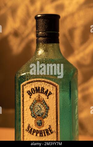 Eine vertikale Nahaufnahme einer Bombay Sapphire Gin-Flasche mit Wassertropfen Stockfoto