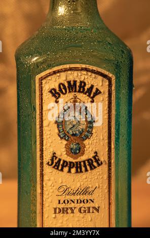 Eine vertikale Nahaufnahme einer Bombay Sapphire Gin-Flasche mit Wassertropfen Stockfoto