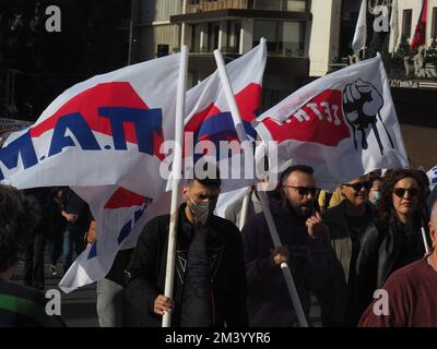 Athen, Attika, Griechenland. 17.. Dezember 2022. Protest in Athen gegen die Inflation und den neuen Staatshaushalt. (Kreditbild: © George Panagakis/Pacific Press via ZUMA Press Wire) Stockfoto