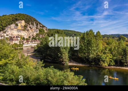 Kanus auf der Dordogne in La Roque-Gageac, Périgord, Dordogne, Aquitaine, New Aquitaine, Frankreich, Europa Stockfoto