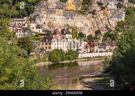 Kanus auf der Dordogne in La Roque-Gageac, Périgord, Dordogne, Aquitaine, New Aquitaine, Frankreich, Europa Stockfoto