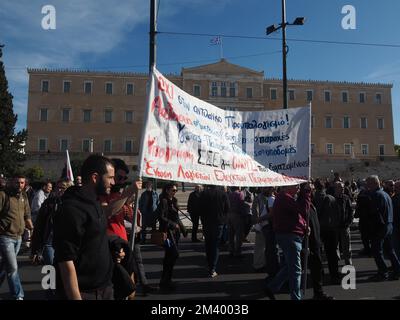 Athen, Attika, Griechenland. 17.. Dezember 2022. Protest in Athen gegen die Inflation und den neuen Staatshaushalt. (Kreditbild: © George Panagakis/Pacific Press via ZUMA Press Wire) Stockfoto