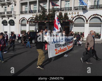 Athen, Attika, Griechenland. 17.. Dezember 2022. Protest in Athen gegen die Inflation und den neuen Staatshaushalt. (Kreditbild: © George Panagakis/Pacific Press via ZUMA Press Wire) Stockfoto