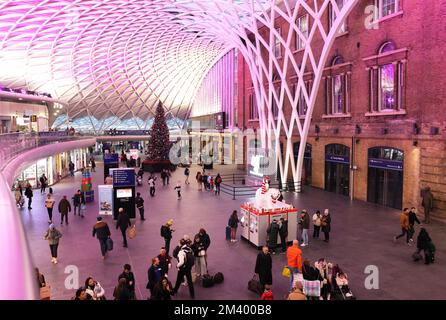 Der Bahnhof Kings Cross ist ruhig aufgrund der andauernden Streiks, da 40000 Bahnarbeiter in London, Großbritannien, mit Streit um Bezahlung, Jobs und Bedingungen rausgehen Stockfoto