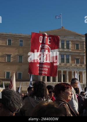 Athen, Attika, Griechenland. 17.. Dezember 2022. Protest in Athen gegen die Inflation und den neuen Staatshaushalt. (Kreditbild: © George Panagakis/Pacific Press via ZUMA Press Wire) Stockfoto